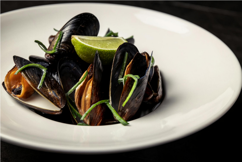 raw mussels served